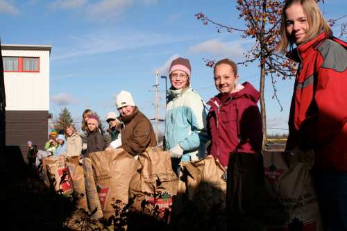 Students ready to mulch on 10 November 2008